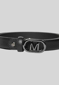 Cintura in pelle nera con finitura testurizzata, caratterizzata da una fibbia ovale argento con la scritta "MARC ELLIS" in rilievo e un logo "M".