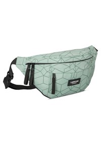 Marsupio verde chiaro con un motivo geometrico, dotato di una cerniera nera, cinturino regolabile e un'etichetta nera con il marchio sul davanti.