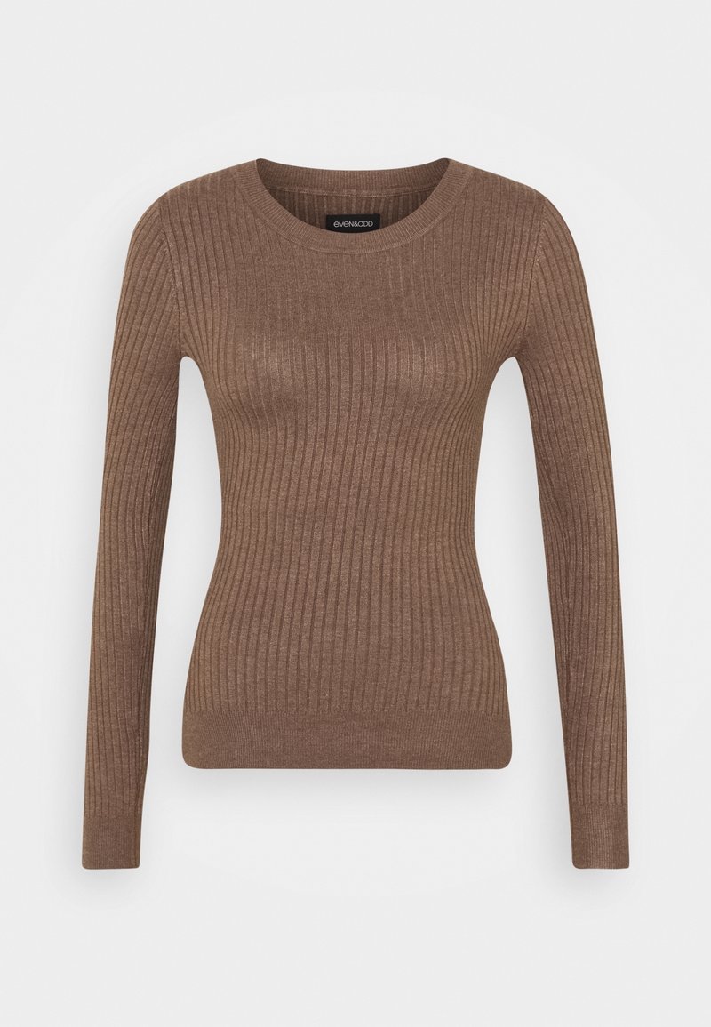 Pull marron en maille côtelée à manches longues, col rond, silhouette cintrée et texture subtile sur tout le tissu.