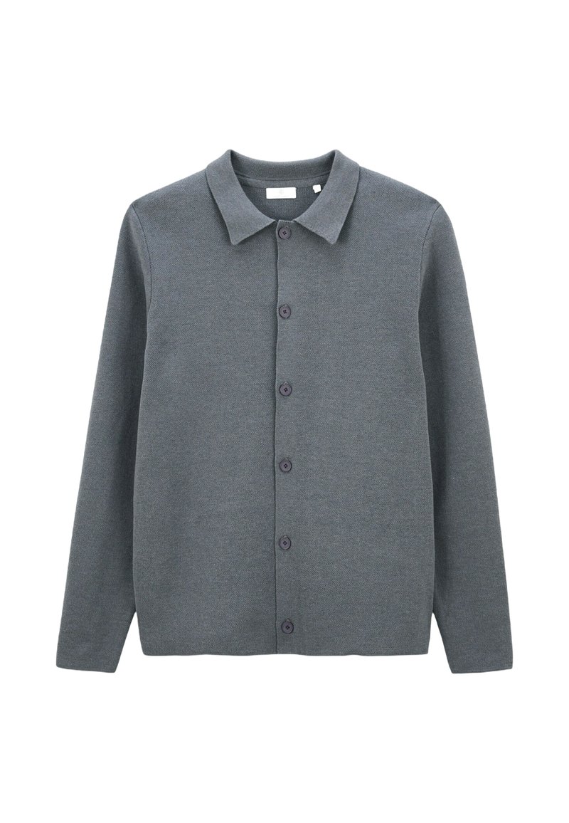 Cardigan gris en tricot avec un col, fermeture à boutons sur le devant et manches longues. La texture semble douce et lisse.