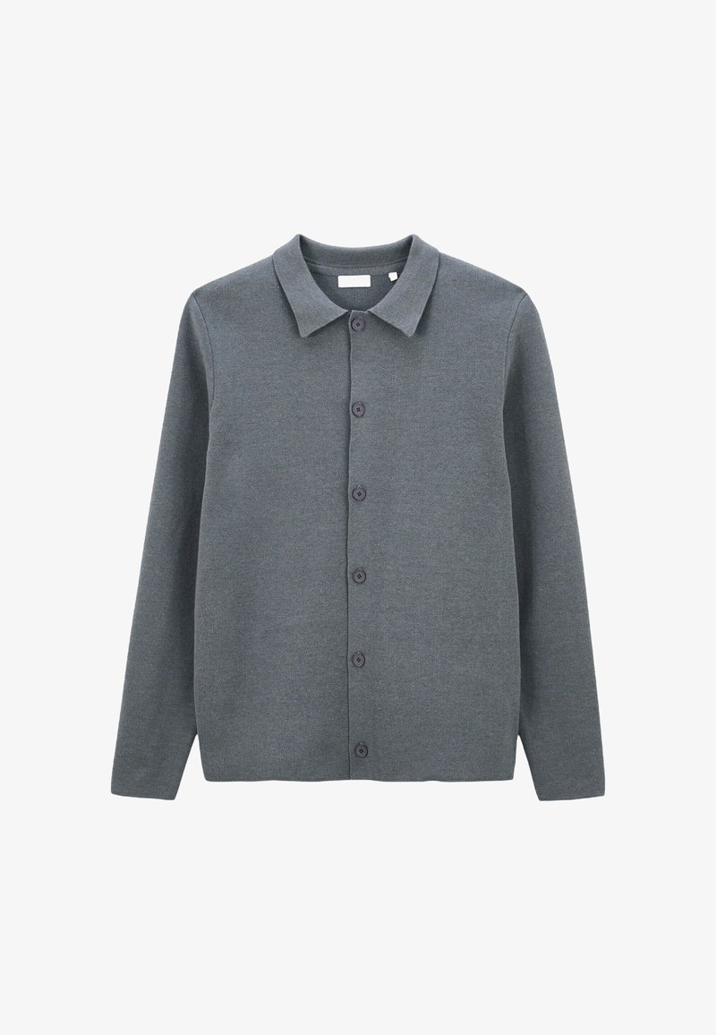 Cardigan gris en tricot avec un col, fermeture à boutons sur le devant et manches longues. La texture semble douce et lisse.