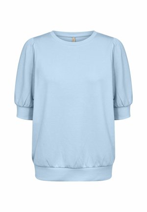 Blu deschis, bluză cu mâneci scurte, decolteu rotund, mâneci bufante adunate și talie strânsă. Confecționată dintr-un material moale și neted.