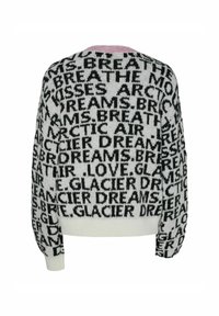 Sweter wykonany na drutach, z białą bazą i mocnym czarnym tekstem, zawierającym słowa takie jak „GLACIER” i „DREAMS”, oraz różowym akcentem przy szyi.