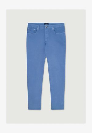 Niebieskie dżinsy o slim fit, pięciokieszeniowym fasonie, z metalowymi detalami i subtelnymi przeszyciami. Gładka tekstura, lekki materiał.