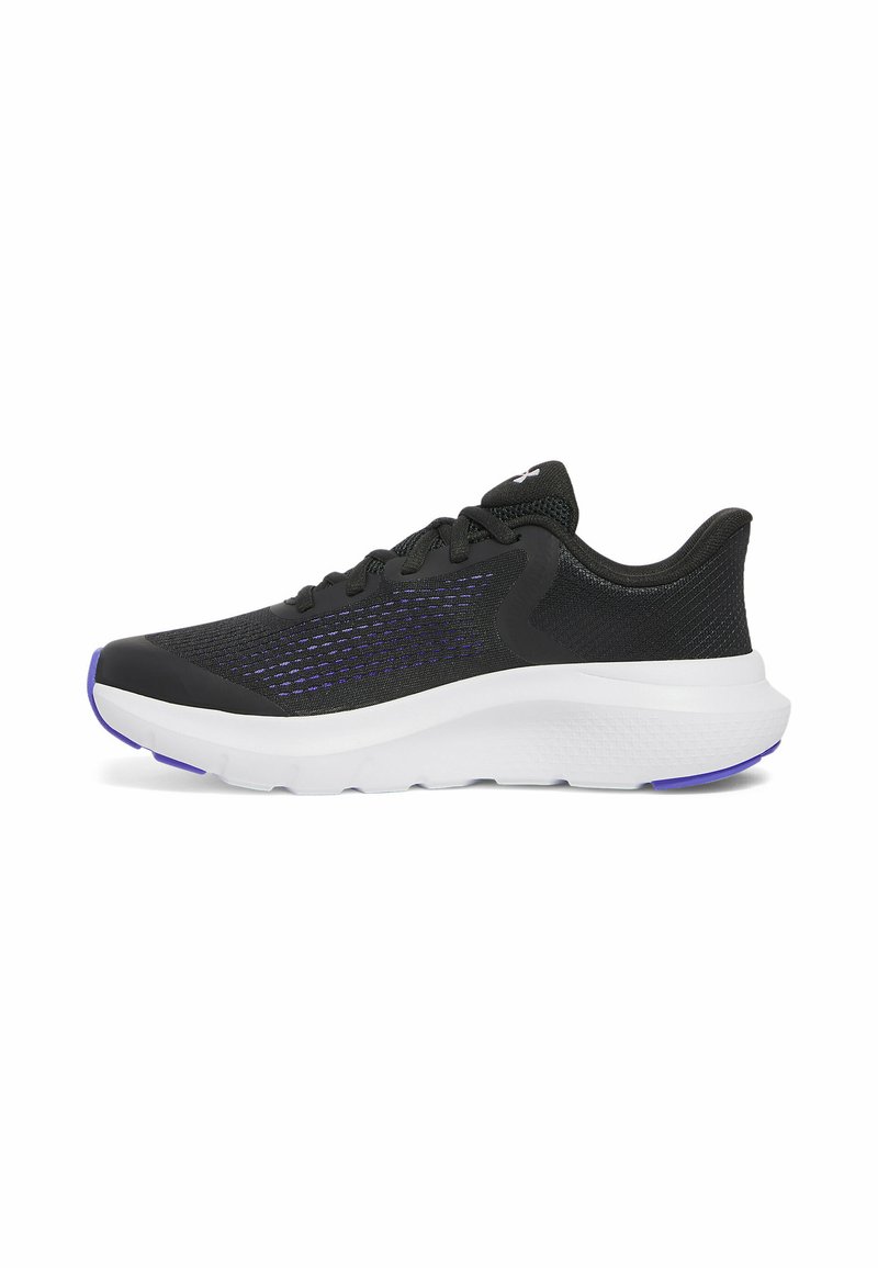 Chaussure de sport noire avec une tige en maille respirante et des accents violets. Semelle en mousse légère, forme incurvée et design texturé pour l'adhérence.