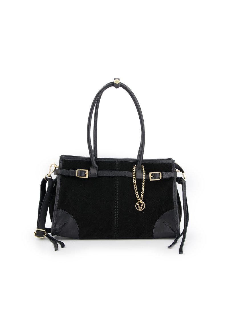 Sac à main en cuir suédé noir avec des accents en cuir, double poignées, bandoulière amovible et chaîne dorée avec un détail de logo. Forme rectangulaire.