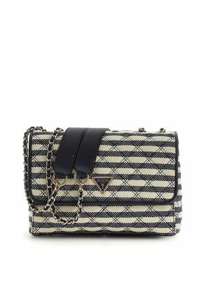 Petit sac à main rectangulaire Guess avec motif géométrique noir et blanc, rabat en cuir et bandoulière chaîne avec épaulette en cuir.