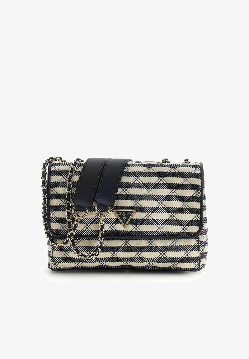 Μικρή ορθογώνια τσάντα Guess με ασπρόμαυρο γεωμετρικό σχέδιο, δερμάτινο καπάκι και λουρί με αλυσίδα και δερμάτινο μαξιλαράκι στον ώμο.