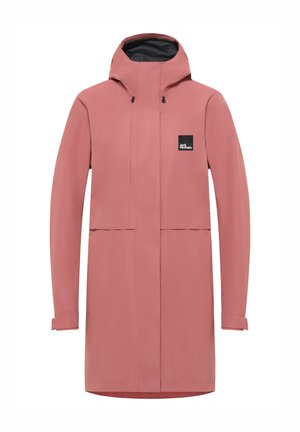 Giacca impermeabile lunga di colore rosa con cappuccio, tasche frontali e polsini regolabili. Presenta una patch con logo nero sulla parte superiore sinistra.