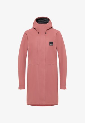 Giacca impermeabile lunga di colore rosa con cappuccio, tasche frontali e polsini regolabili. Presenta una patch con logo nero sulla parte superiore sinistra.