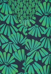 Tessuto blu e verde con un motivo che presenta grandi forme floreali stilizzate e una superficie testurizzata. Design a V con dettagli elaborati.