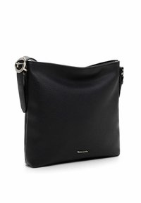 Svart läder crossbody-väska med en texturerad yta, en dragkedjeöppning och silverfärgade detaljer på den justerbara axelremmen.