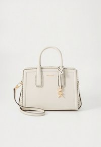 Δερμάτινη τσάντα χειρός σε δομημένη κρεμ απόχρωση με δύο πάνω λαβές, αποσπώμενο ιμάντα ώμου και χρυσές μεταλλικές λεπτομέρειες. Διαθέτει πλεκτή διακόσμηση και διακοσμητικό με το λογότυπο.