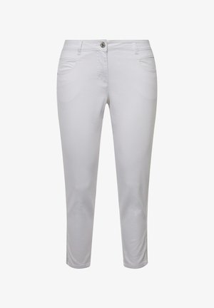 Hvide bukser lavet af bomuldsblandingsstof. Har en tætsiddende design, fem lommer, bæltestropper og diskret syning langs siderne.