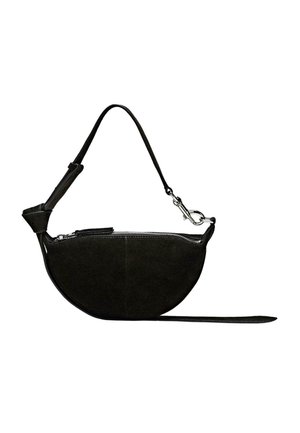 Sort ruskind crossbody-taske med halvmåneform, lynlåslukning, justerbar rem og skinnende sølvhardware-detaljer. Flad bund for stabilitet.