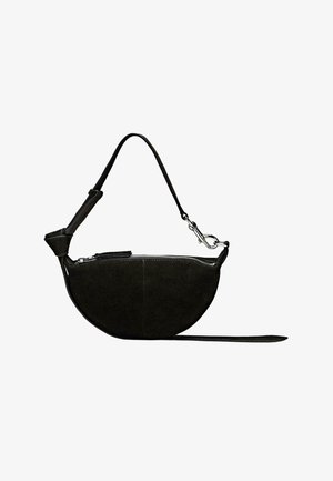 Schwarze Crossbody-Tasche aus Wildleder mit halbmondförmigem Design, Reißverschluss, verstellbarem Riemen und glänzenden silbernen Hardware-Akzenten. Flacher Boden für Stabilität.