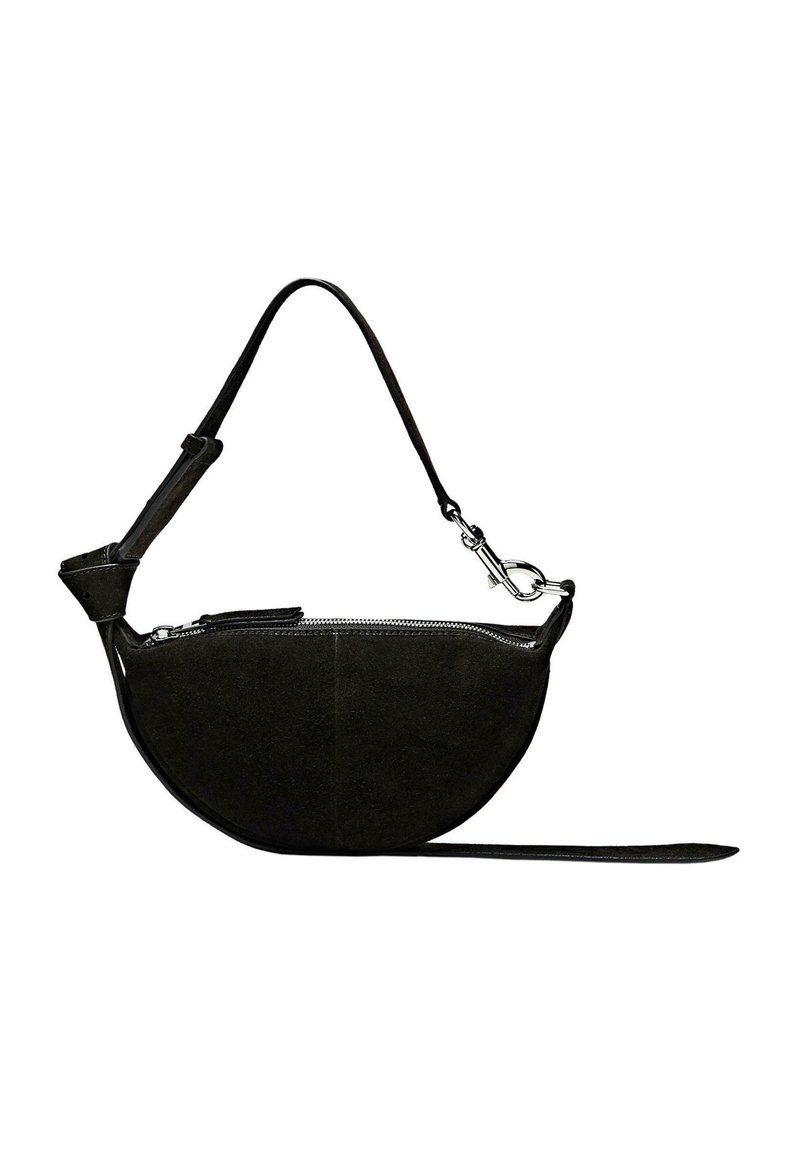 Borsa a tracolla in suede nero dalla forma a mezza luna, chiusura con zip, tracolla regolabile e dettagli in metallo argentato lucido. Base piatta per stabilità.