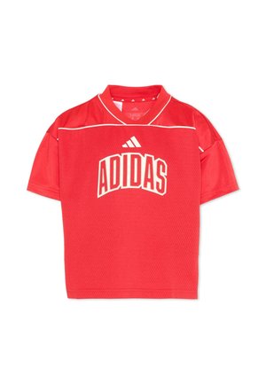 Maglietta sportiva Adidas rossa a maniche corte con bordatura bianca e grande logo Adidas bianco al centro del petto.