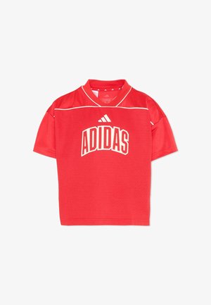 Czerwony krótki sportowy T-shirt Adidas z białymi lamówkami i dużym białym logo Adidas na środku klatki piersiowej.