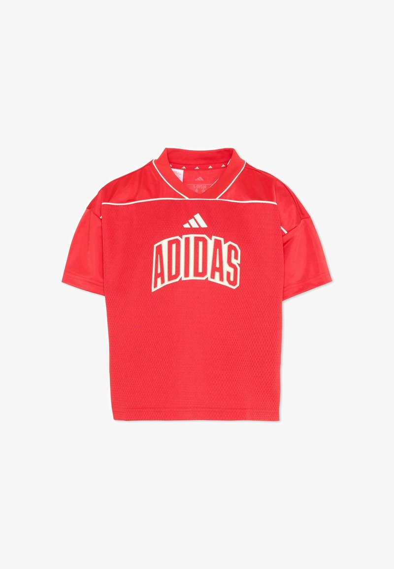 Maillot de sport Adidas rouge à manches courtes avec des liserés blancs et un grand logo Adidas blanc centré sur la poitrine.