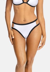 Biały bikini z teksturą i czarnym wykończeniem, z trójkątnym stanikiem i spodniami z wysokim stanem z bocznymi wycięciami. Gładki materiał i elegancki design.