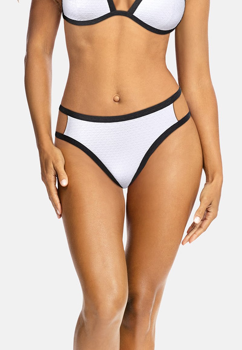 Biały bikini z teksturą i czarnym wykończeniem, z trójkątnym stanikiem i spodniami z wysokim stanem z bocznymi wycięciami. Gładki materiał i elegancki design.