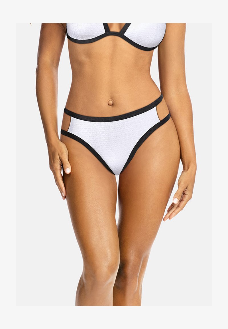 Biały bikini z teksturą i czarnym wykończeniem, z trójkątnym stanikiem i spodniami z wysokim stanem z bocznymi wycięciami. Gładki materiał i elegancki design.