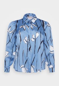 Blusa blu a maniche lunghe con stampa floreale in bianco e nero, con bottoni frontali e spalle leggermente a sbuffo su uno sfondo semplice.
