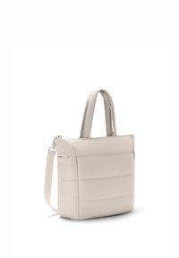 Bolso tote rectangular acolchado color beige con dos asas y una correa de hombro ajustable, mostrado sobre fondo blanco, en ángulo hacia la izquierda.
