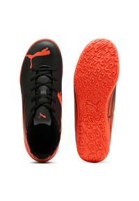 Schwarze Sportschuhe mit leuchtend orangefarbenen Akzenten, ausgestattet mit einer strukturierten Sohle, glattem synthetischem Obermaterial und kontrastierendem Logodetail.