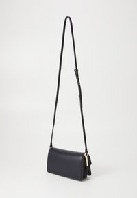 Crossbody veske i matt svart skinn, rektangulær form, gullhardwaredetaljer og justerbar stropp for allsidighet.