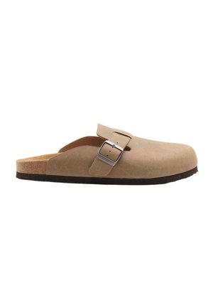 Beige ruskind slip-on træsko med justerbar sølvspænde og korksål på sort bund, vist i sideprofil på hvid baggrund.