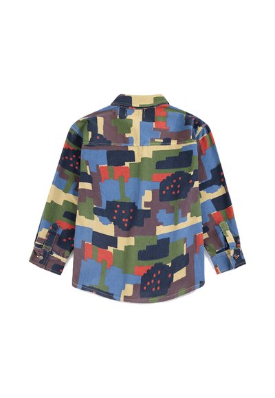 Chemise à manches longues boutonnée avec motif camouflage géométrique abstrait en bleu, vert, rouge, beige et noir, vue de dos.
