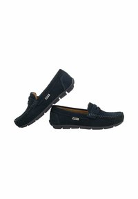 Un paio di mocassini in suede blu navy, con dettagli cuciti e suole in gomma, con una scarpa inclinata per mostrare il lato e la suola.
