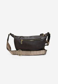 Bolso de cuero marrón oscuro con herrajes dorados, que cuenta con un bolsillo frontal con cremallera y una correa ajustable con un patrón en espiga beige y marrón burdeos.