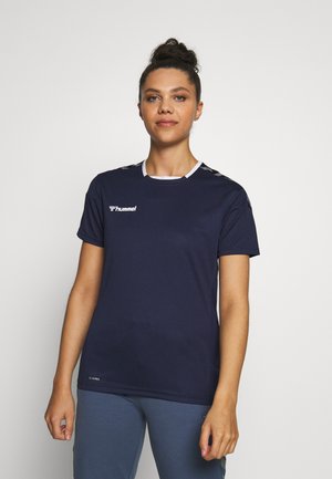 T-shirt de sport bleu marine en tissu respirant, avec un col rond, des manches courtes et des accents contrastés aux épaules avec un détail de logo.