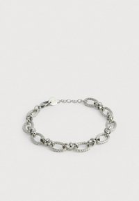 Sudraba ķēdīte ar teksturētām ovālām saitēm, kas savienotas ar gludām metāla gredzeniem, un regulējamu aizdari ar mazu apaļu piekariņu.