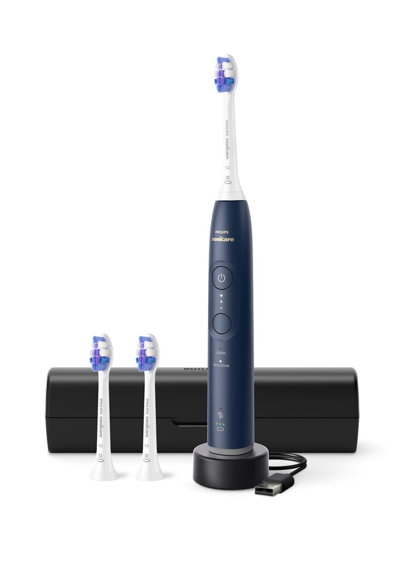 Brosse à dents électrique avec un manche bleu et blanc, deux têtes de brosse et une base de chargement noire. Comprend des boutons et des voyants LED. Câble USB inclus.