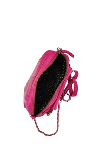 Sac à main en cuir rose avec fermeture éclair, présentant un intérieur noir à motifs et une bandoulière tressée. Design compact avec une finition brillante.