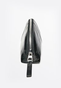 Sort læderpose med en skinnende overflade, udstyret med en sølvlynlås og en lille lynlåstrækklap. Slankt trekantet form for nem opbevaring.