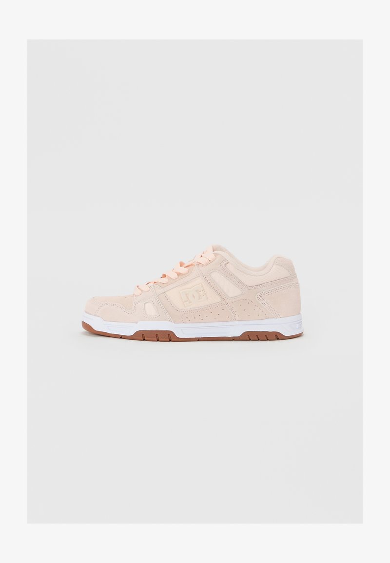 Απαλή ροζ αθλητική με διαμαντένιο και διχτυωτό πάνω μέρος, με λευκή καουτσούκ σόλα, τρυπητές λεπτομέρειες και ανοιχτόχρωμες κορδόνια. Ο λογότυπος της μάρκας είναι ορατός.