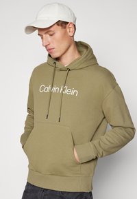 Calvin Klein HERO LOGO COMFORT HOODIE - Felpa - delta green