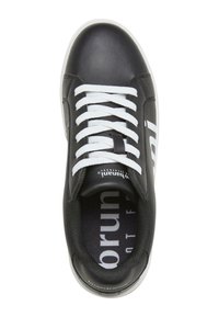 Czarne skórzane sneakersy z białymi sznurówkami, z logo po boku. Wnętrze ma teksturowane wykończenie i wzorzystą wkładkę.