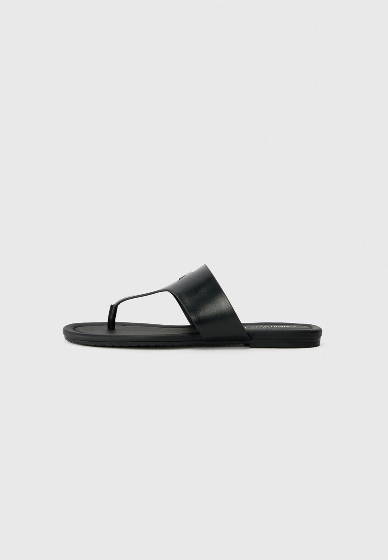 Svart flip-flop sandal med en glatt syntetisk overdel, tåpostdesign og en teksturert såle for grep. Enkel og flat konstruksjon.