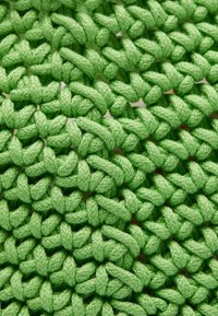 Zelená tkanina s pleteným vzorem, která má texturovaný design s propletenými prameny, vytvářející vzorovaný povrch. Měkký, silný vzhled s živou barvou.