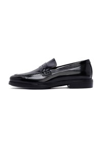 Schwarze Leder-Pennyloafers mit glatter Textur, runder Zehenform, dekorativen Stichdetails und einer niedrigprofiligen Gummisohle.