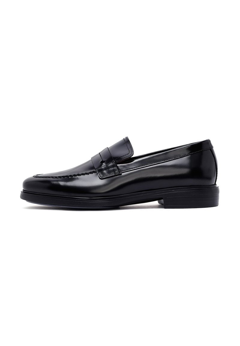 Schwarze Leder-Pennyloafers mit glatter Textur, runder Zehenform, dekorativen Stichdetails und einer niedrigprofiligen Gummisohle.