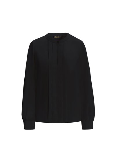 Blusa nera a maniche lunghe in tessuto morbido, presenta un collo tondo, chiusura con bottoni e pieghe verticali lungo il davanti.