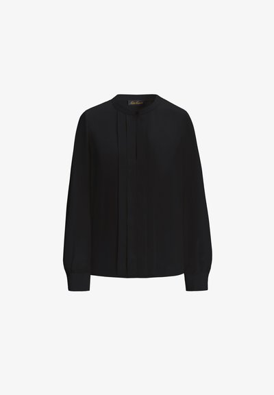 Melna garām piedurknēm blūze, izgatavota no gludas auduma, ar apaļu kakla izgriezumu, pogu aizdari un vertikālām krokām pie priekšpuses.