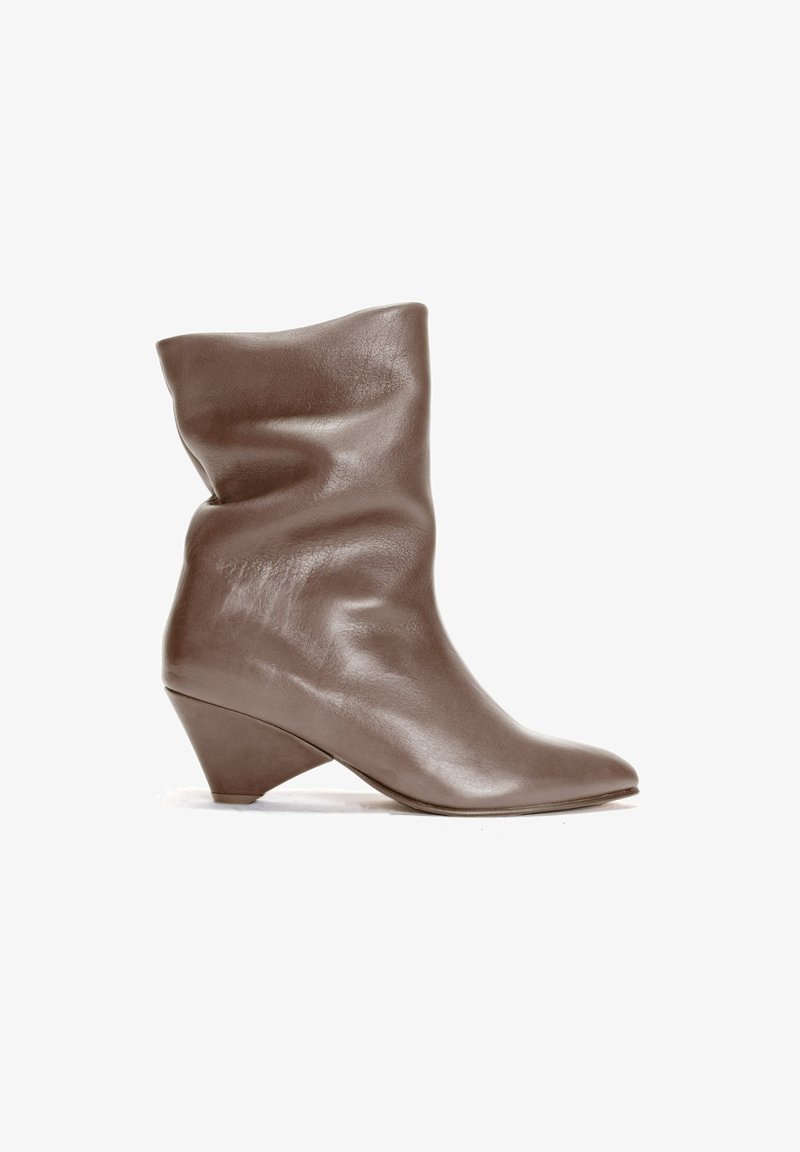 Anonymous Copenhagen VULLY TRIANGLE - Classic ankle boots - coffee brown